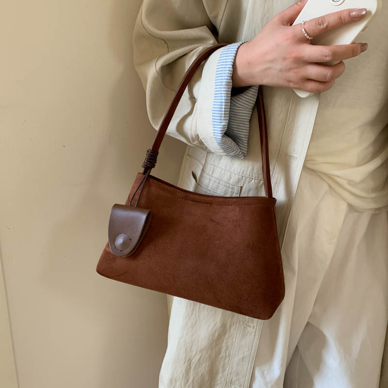 Női PU tote táska alkar-stílusban - mágneses zárás, vízszintes négyzetes forma, belső telefonzseb és laminált cipzáras zseb, egy vállpánt