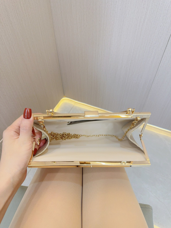 Pliszírozott estélyi válltáska keresztpánttal – poliészterből, nagy kapacitású, belső rekeszek ID és kamera számára