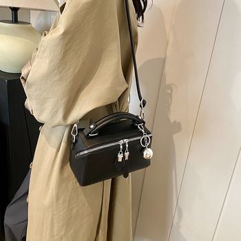 Női PU Crossbody válltáska – vízszintes négyzet alakú, cipzáras zárás, poliészter bélés, belső cipzáros zseb (Anyag: PU; Forma: vízszintes négyzet; Zárás: cipzár; Bélés: poliészter; Belső zseb: cipzár)