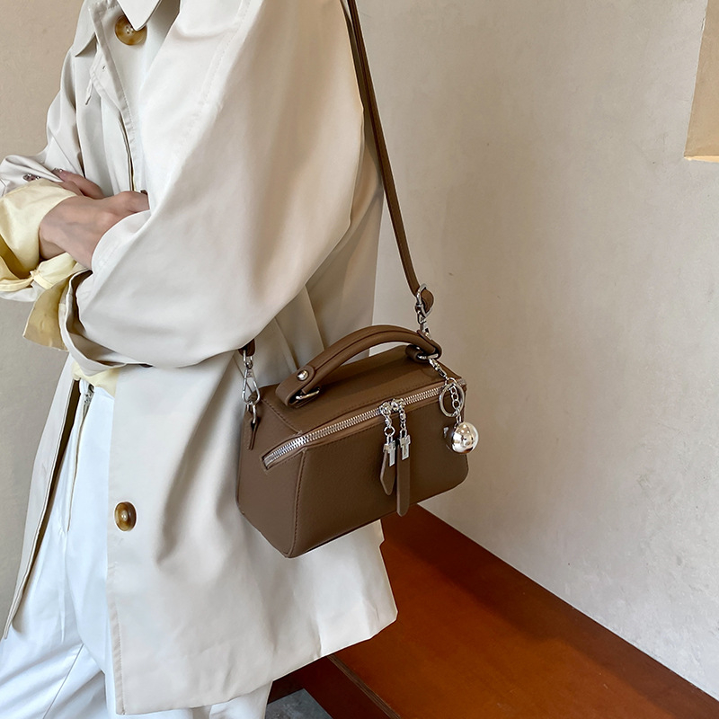 Női PU Crossbody válltáska – vízszintes négyzet alakú, cipzáras zárás, poliészter bélés, belső cipzáros zseb (Anyag: PU; Forma: vízszintes négyzet; Zárás: cipzár; Bélés: poliészter; Belső zseb: cipzár)