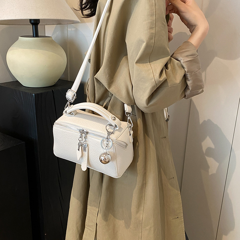 Női PU Crossbody válltáska – vízszintes négyzet alakú, cipzáras zárás, poliészter bélés, belső cipzáros zseb (Anyag: PU; Forma: vízszintes négyzet; Zárás: cipzár; Bélés: poliészter; Belső zseb: cipzár)