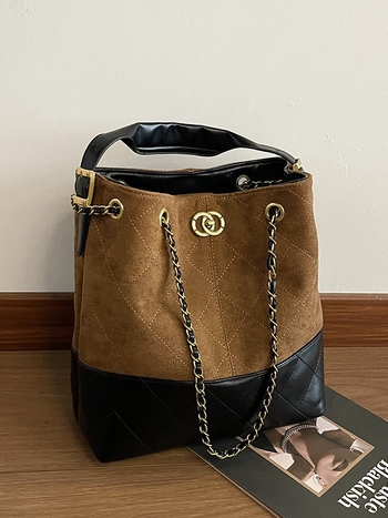 PU bőrű vödör alakú táska dekoratív hímzéssel, belső zsebek telefonhoz, dokumentumokhoz és kamerához, mágneses zár, poliészter bélés