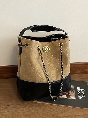 PU bőrű vödör alakú táska dekoratív hímzéssel, belső zsebek telefonhoz, dokumentumokhoz és kamerához, mágneses zár, poliészter bélés