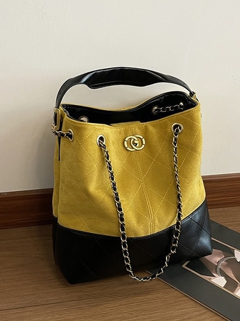 PU bőrű vödör alakú táska dekoratív hímzéssel, belső zsebek telefonhoz, dokumentumokhoz és kamerához, mágneses zár, poliészter bélés