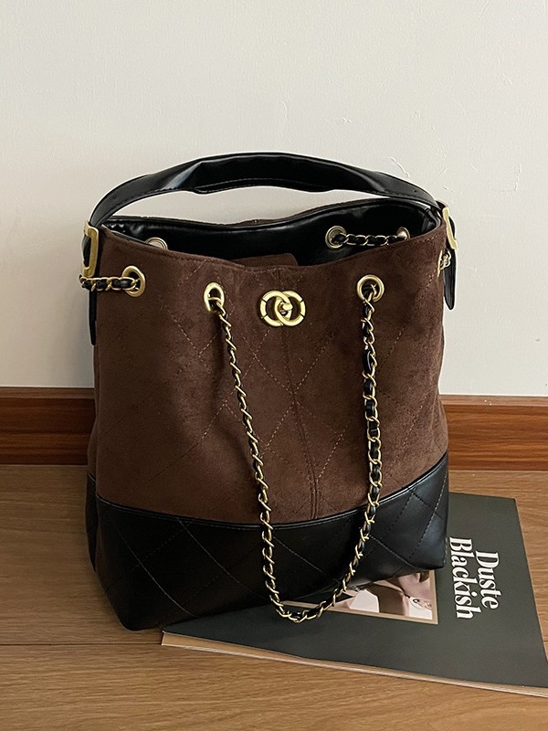 PU bőrű vödör alakú táska dekoratív hímzéssel, belső zsebek telefonhoz, dokumentumokhoz és kamerához, mágneses zár, poliészter bélés