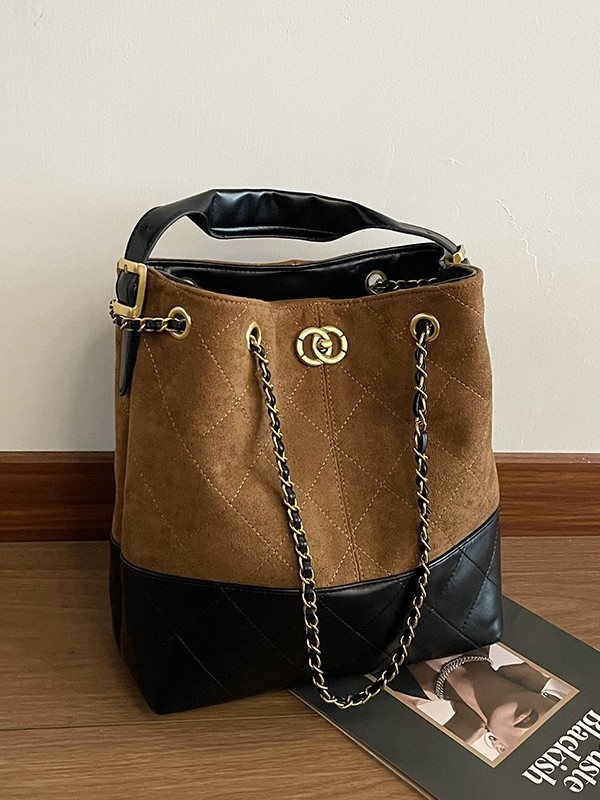 PU bőrű vödör alakú táska dekoratív hímzéssel, belső zsebek telefonhoz, dokumentumokhoz és kamerához, mágneses zár, poliészter bélés