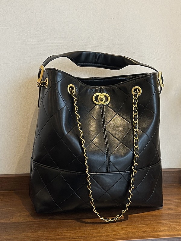 PU bőrű vödör alakú táska dekoratív hímzéssel, belső zsebek telefonhoz, dokumentumokhoz és kamerához, mágneses zár, poliészter bélés