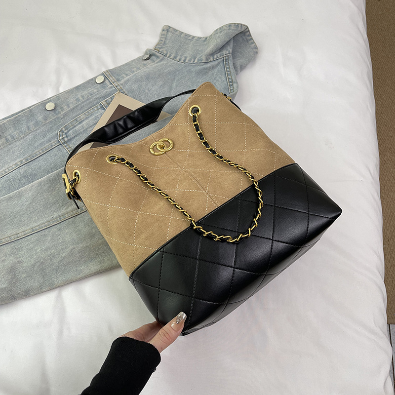 PU bőrű vödör alakú táska dekoratív hímzéssel, belső zsebek telefonhoz, dokumentumokhoz és kamerához, mágneses zár, poliészter bélés