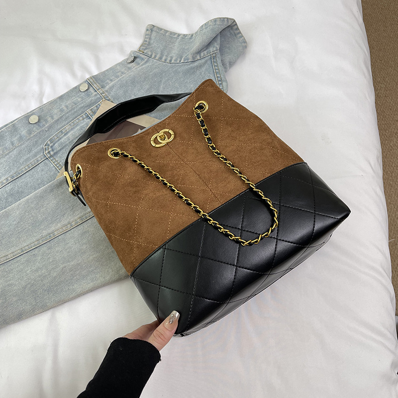 PU bőrű vödör alakú táska dekoratív hímzéssel, belső zsebek telefonhoz, dokumentumokhoz és kamerához, mágneses zár, poliészter bélés