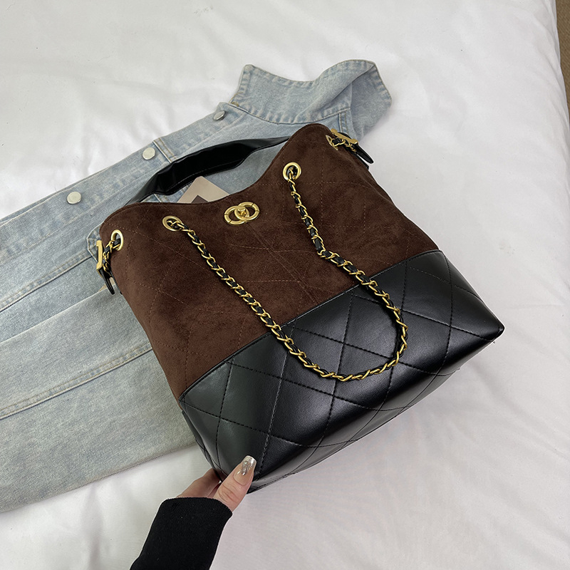 PU bőrű vödör alakú táska dekoratív hímzéssel, belső zsebek telefonhoz, dokumentumokhoz és kamerához, mágneses zár, poliészter bélés