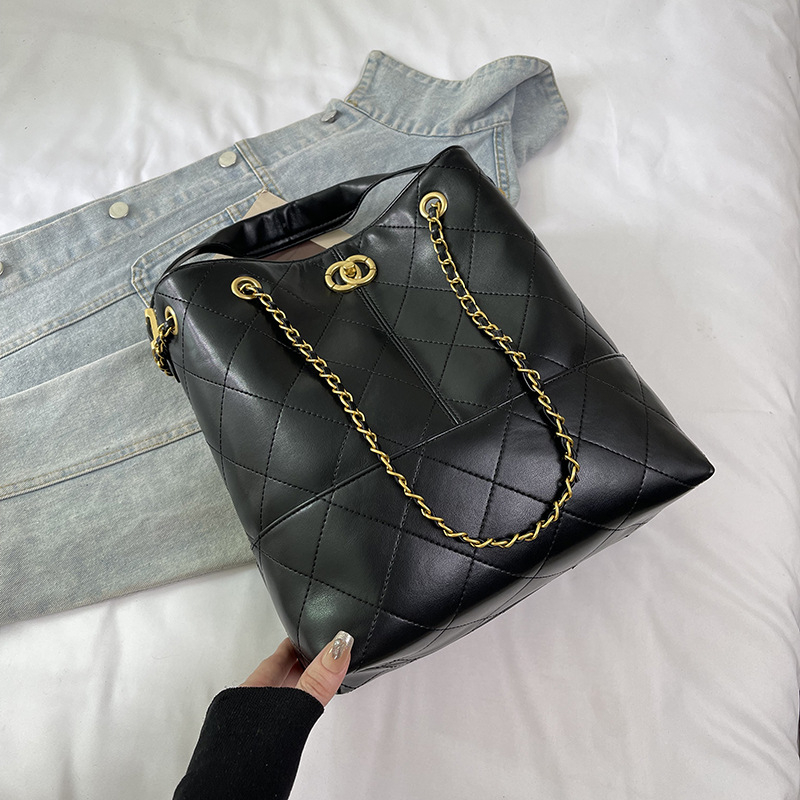 PU bőrű vödör alakú táska dekoratív hímzéssel, belső zsebek telefonhoz, dokumentumokhoz és kamerához, mágneses zár, poliészter bélés