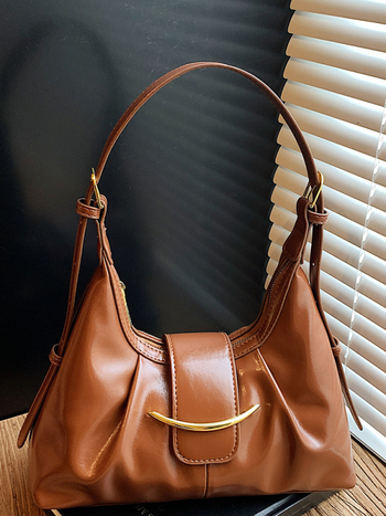 Kaenlaalune kott linna minimalistliku stiiliga, PU materjalist, horisontaalne ristkülikukujuline kuju, tõmblukk, üks rihm