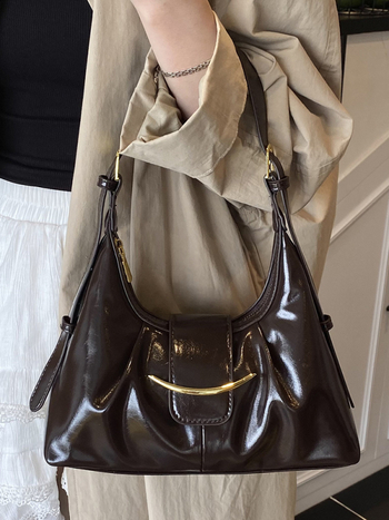 Kaenlaalune kott linna minimalistliku stiiliga, PU materjalist, horisontaalne ristkülikukujuline kuju, tõmblukk, üks rihm