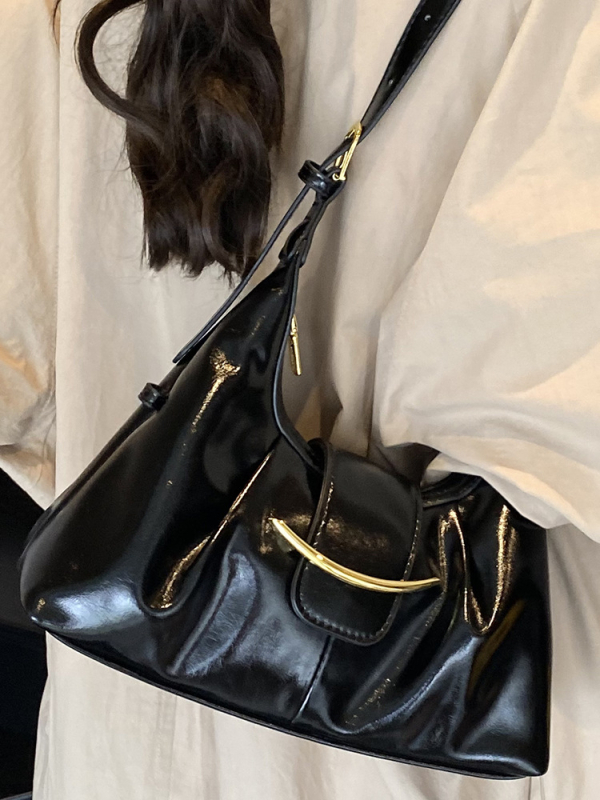 Kaenlaalune kott linna minimalistliku stiiliga, PU materjalist, horisontaalne ristkülikukujuline kuju, tõmblukk, üks rihm