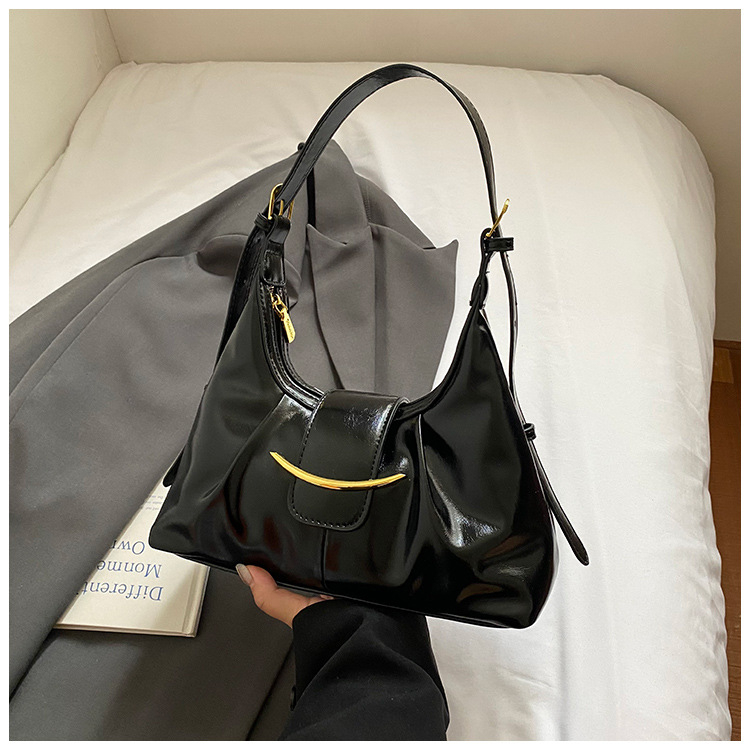 Kaenlaalune kott linna minimalistliku stiiliga, PU materjalist, horisontaalne ristkülikukujuline kuju, tõmblukk, üks rihm