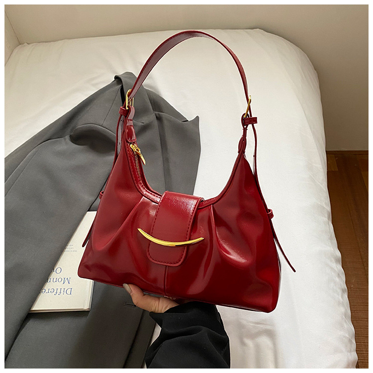 Kaenlaalune kott linna minimalistliku stiiliga, PU materjalist, horisontaalne ristkülikukujuline kuju, tõmblukk, üks rihm