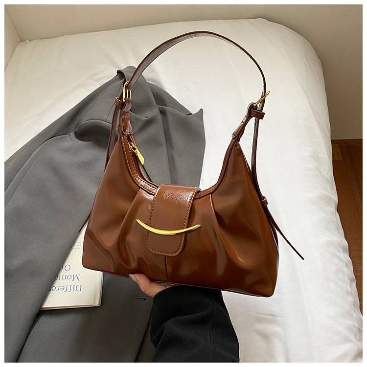 Kaenlaalune kott linna minimalistliku stiiliga, PU materjalist, horisontaalne ristkülikukujuline kuju, tõmblukk, üks rihm