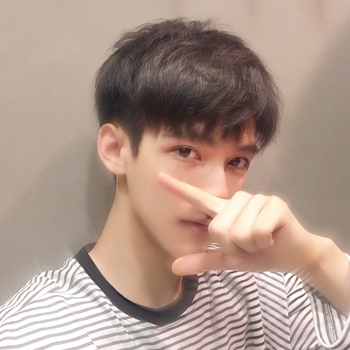 Perucă pentru bărbați – păr scurt drept, breton texturat (drept sau înclinat) – fibră rezistentă la temperaturi înalte, model 288, corectarea formei feței