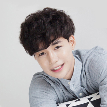 Pánska parochňa, kórejský štýl, krátke kučeravé vlasy, nadýchaný realistický vzhľad, vlákna odolné voči teplu, model 8824