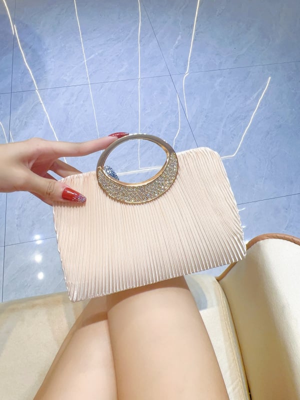 Clutch de seară plisat cu strasuri și lanț — mătase, formă orizontal pătrată, închidere magnetică, căptușeală poliester, buzunar pentru telefon