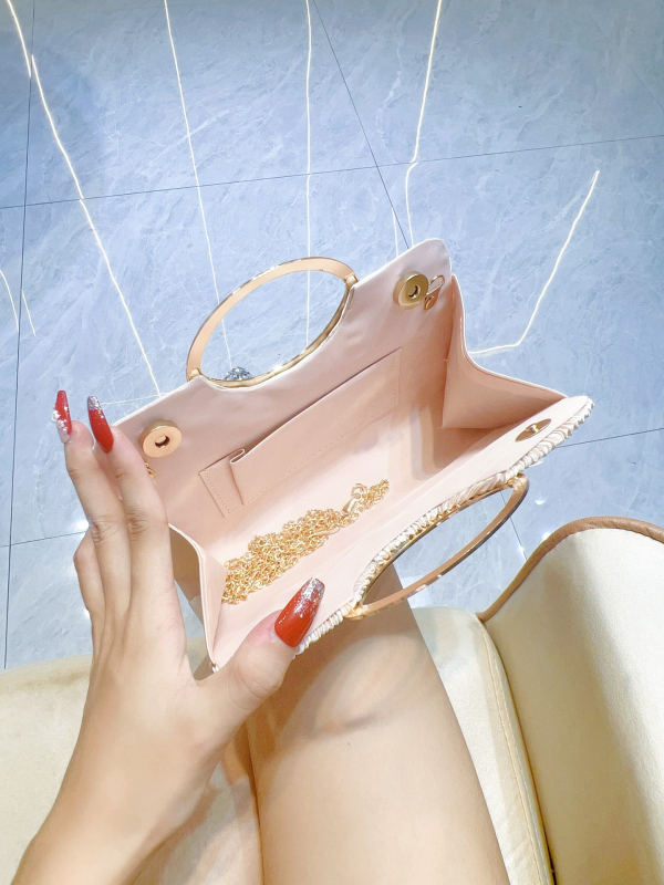 Clutch de seară plisat cu strasuri și lanț — mătase, formă orizontal pătrată, închidere magnetică, căptușeală poliester, buzunar pentru telefon