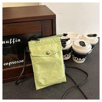 Telefonikott, nailon, linnaline lihtsus, vertikaalse ruudu kujuga, magnetlukustus, sees on telefoni tasku ja laminaat-tõmblukuga tasku