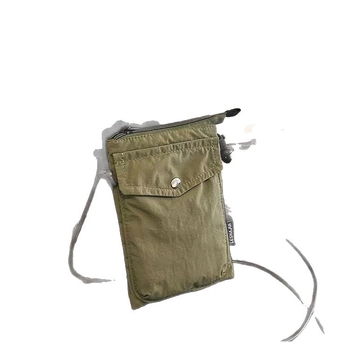 Telefonikott, nailon, linnaline lihtsus, vertikaalse ruudu kujuga, magnetlukustus, sees on telefoni tasku ja laminaat-tõmblukuga tasku