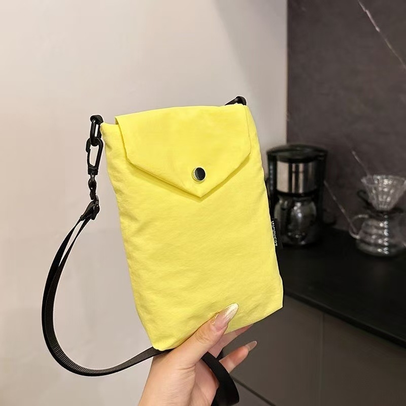 Telefonikott, nailon, linnaline lihtsus, vertikaalse ruudu kujuga, magnetlukustus, sees on telefoni tasku ja laminaat-tõmblukuga tasku