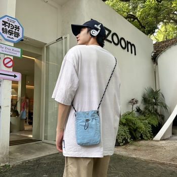 Geantă mini din nailon, crossbody, în stil urban simplu; formă bucket, închidere magnetică, căptușeală poliester