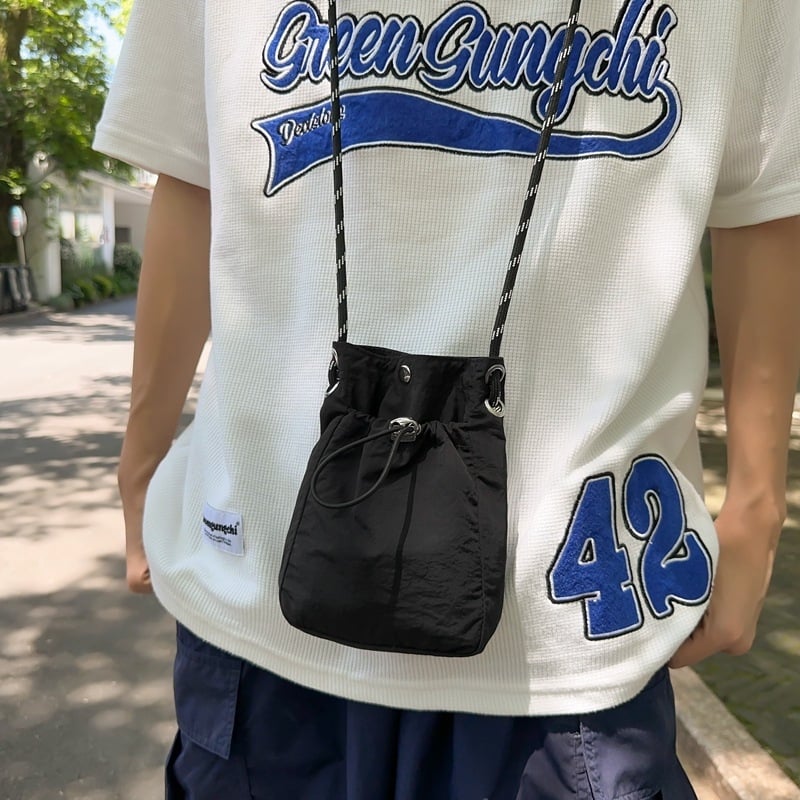 Geantă mini din nailon, crossbody, în stil urban simplu; formă bucket, închidere magnetică, căptușeală poliester