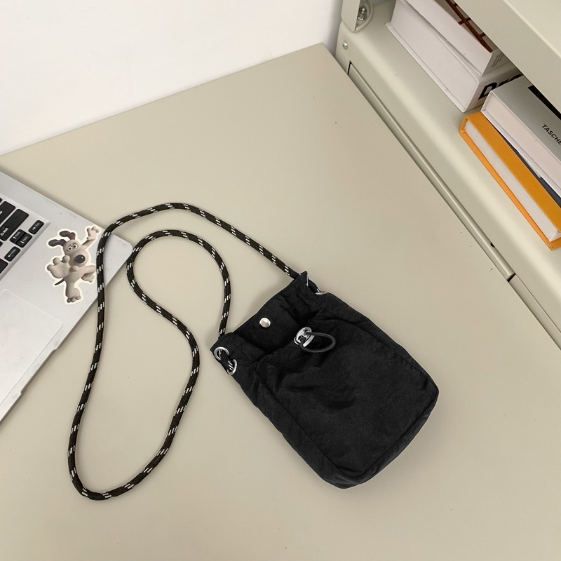 Geantă mini din nailon, crossbody, în stil urban simplu; formă bucket, închidere magnetică, căptușeală poliester