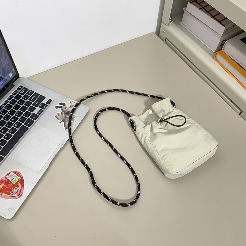 Geantă mini din nailon, crossbody, în stil urban simplu; formă bucket, închidere magnetică, căptușeală poliester