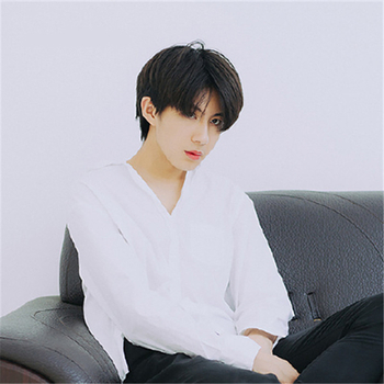 Perucă scurtă, dreaptă, cu breton mediu — Model 200, fibră la temperatură înaltă, poate fi vopsită