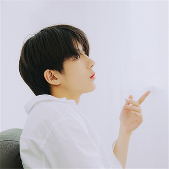 Perucă scurtă, dreaptă, cu breton mediu — Model 200, fibră la temperatură înaltă, poate fi vopsită