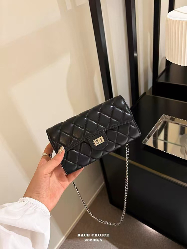 Crossbody kott - PU materjal, horisontaalne ruuduline kuju, lukustus, sisemine telefoni-tasku, polüester vooder