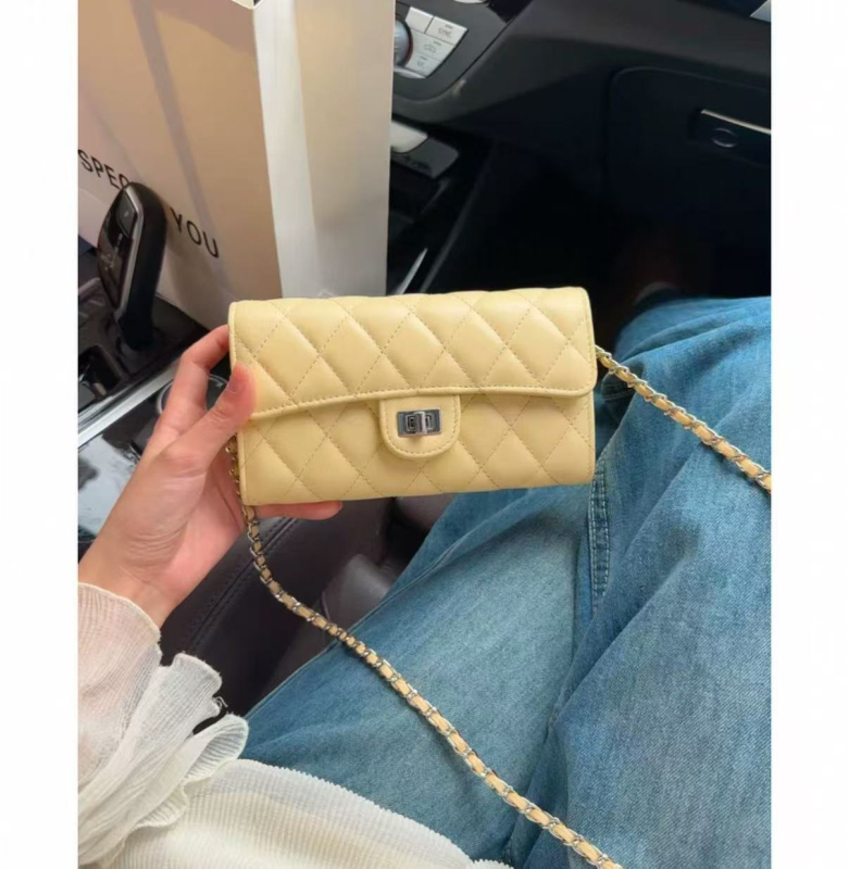 Crossbody kott - PU materjal, horisontaalne ruuduline kuju, lukustus, sisemine telefoni-tasku, polüester vooder