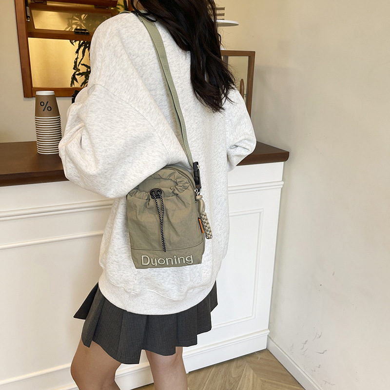 Geantă crossbody din nylon pentru femei, stil bucket, cu fermoar, căptușeală poliester, buzunar pentru documente, curea de umăr