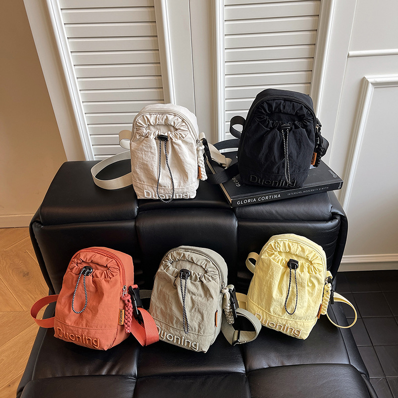 Geantă crossbody din nylon pentru femei, stil bucket, cu fermoar, căptușeală poliester, buzunar pentru documente, curea de umăr