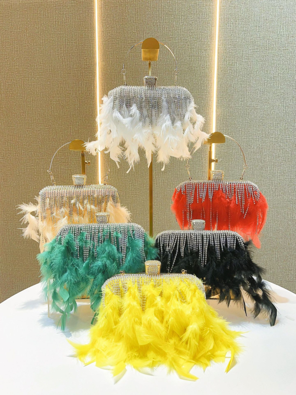 Õhtune klutch kott teemantlõngadega, horisontaalne ruutuvorm, polüester, sisemised taskud telefonile ja dokumentidele, üks õla rihm