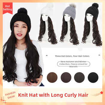 Parochňa s dlhými kučeravými vlasmi a pletenou chlpatou čiapkou – jednodielna, vysokoteplotný drôt, dlhé ofiny (rovné alebo bočné), jesenný/zimný štýl