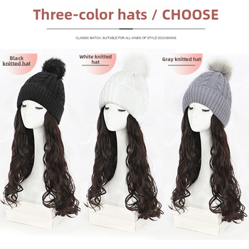 Parochňa s dlhými kučeravými vlasmi a pletenou chlpatou čiapkou – jednodielna, vysokoteplotný drôt, dlhé ofiny (rovné alebo bočné), jesenný/zimný štýl