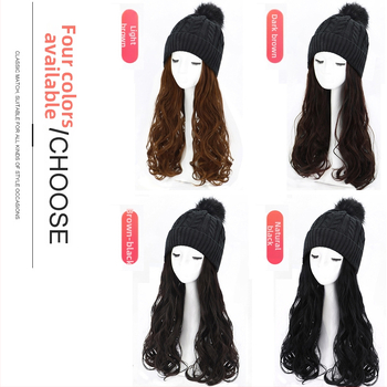 Parochňa s dlhými kučeravými vlasmi a pletenou chlpatou čiapkou – jednodielna, vysokoteplotný drôt, dlhé ofiny (rovné alebo bočné), jesenný/zimný štýl