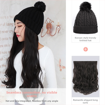 Parochňa s dlhými kučeravými vlasmi a pletenou chlpatou čiapkou – jednodielna, vysokoteplotný drôt, dlhé ofiny (rovné alebo bočné), jesenný/zimný štýl