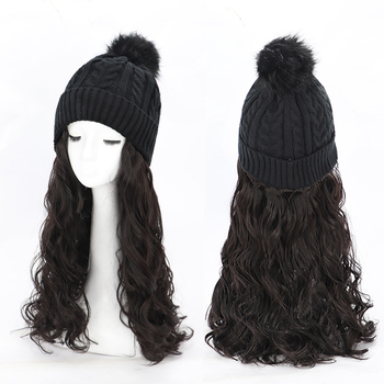 Parochňa s dlhými kučeravými vlasmi a pletenou chlpatou čiapkou – jednodielna, vysokoteplotný drôt, dlhé ofiny (rovné alebo bočné), jesenný/zimný štýl