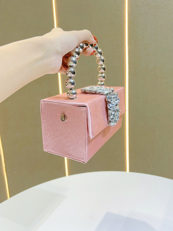 Kvadratna večernja torbica sa kristalima i satenskim završetkom – poliester, magnetsko zatvaranje, unutarnji džepovi za telefon i osobnu iskaznicu
