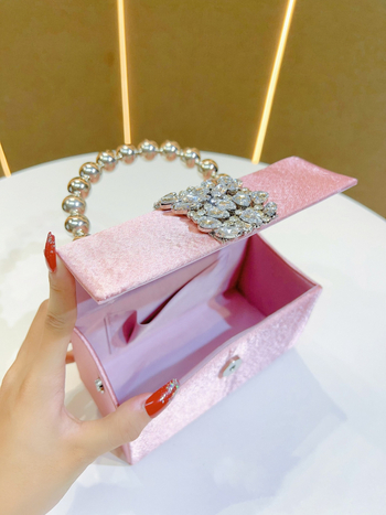 Kvadratna večernja torbica sa kristalima i satenskim završetkom – poliester, magnetsko zatvaranje, unutarnji džepovi za telefon i osobnu iskaznicu