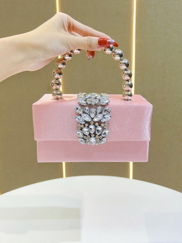 Kvadratna večernja torbica sa kristalima i satenskim završetkom – poliester, magnetsko zatvaranje, unutarnji džepovi za telefon i osobnu iskaznicu