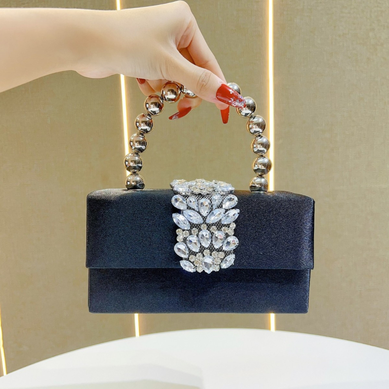 Kvadratna večernja torbica sa kristalima i satenskim završetkom – poliester, magnetsko zatvaranje, unutarnji džepovi za telefon i osobnu iskaznicu