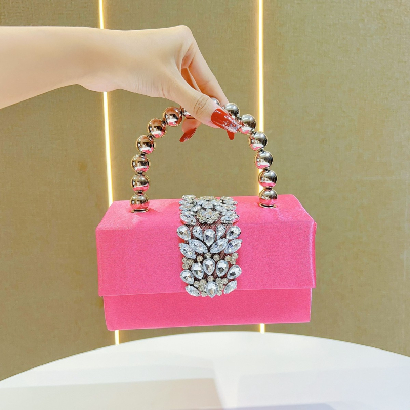 Kvadratna večernja torbica sa kristalima i satenskim završetkom – poliester, magnetsko zatvaranje, unutarnji džepovi za telefon i osobnu iskaznicu