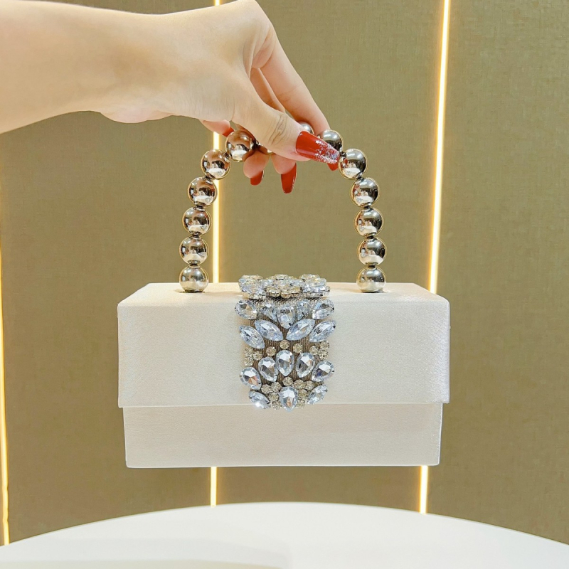 Kvadratna večernja torbica sa kristalima i satenskim završetkom – poliester, magnetsko zatvaranje, unutarnji džepovi za telefon i osobnu iskaznicu